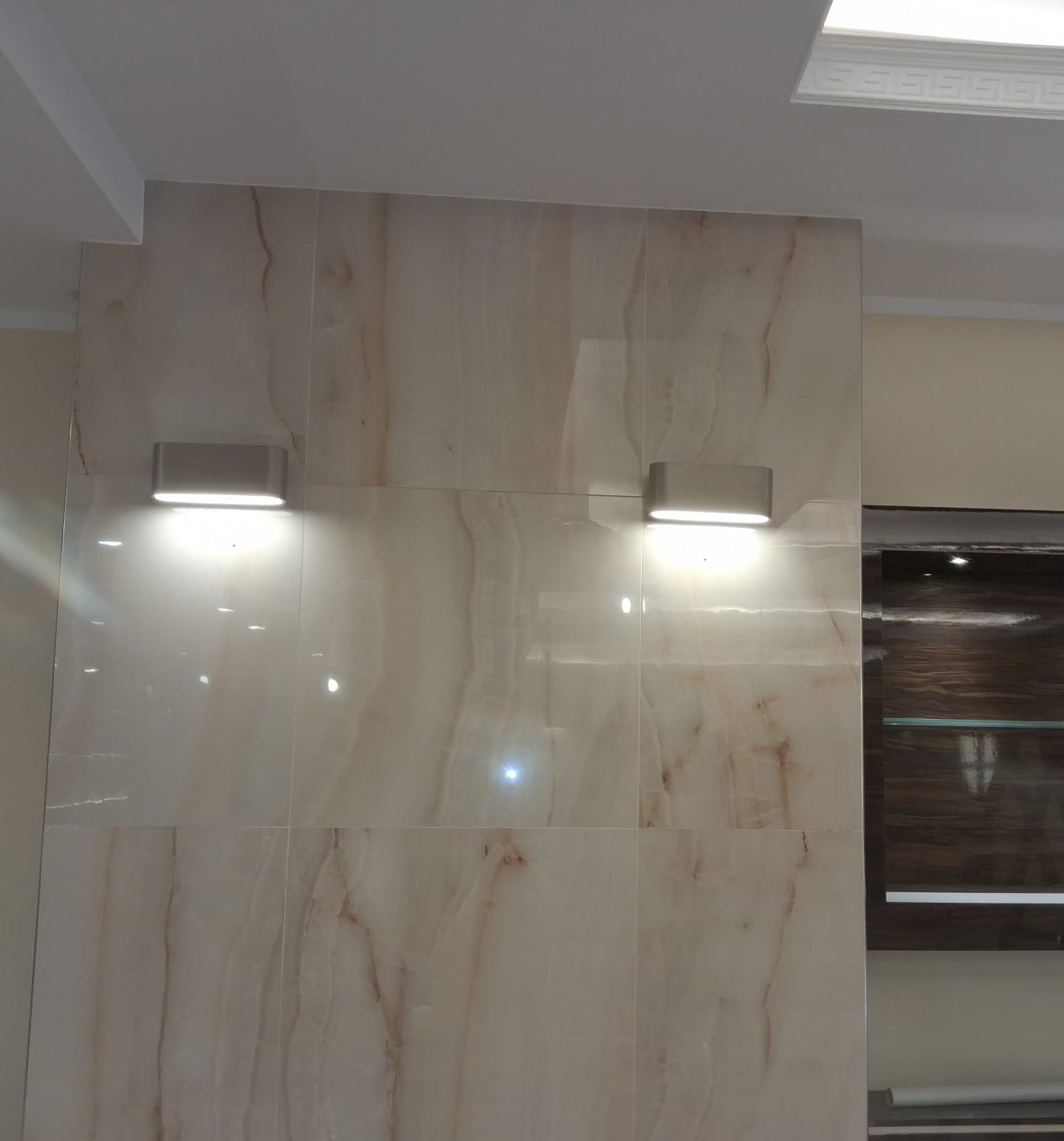 Aplice LED cu Plante Decorative Personalizate – București Aplice LED personalizate montate pe perete într-un lobby din București