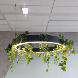 Lustra LED cercuri suspendata cu plante artificiale biofilice realizata la comanda pentru proiecte arhitecturale