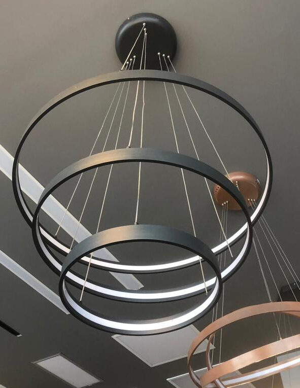 Candelabre LED la Comandă | Custom Lighting Candelabru LED modern cu cercuri suspendate realizat la comanda