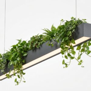Corp de iluminat LED liniar suspendat cu plante decorative artificiale montat în mediu arhitectural modern