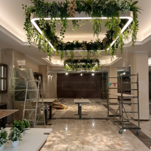 Proiect custom iluminat biofilic LED cu plante decorative pentru spații comerciale.